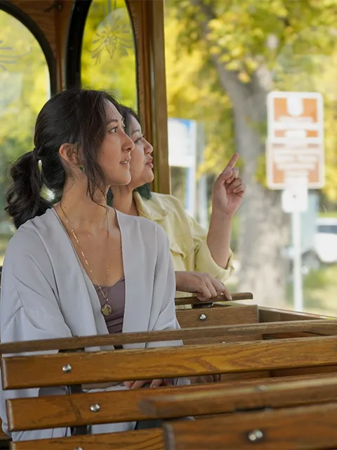 two women sightseeing